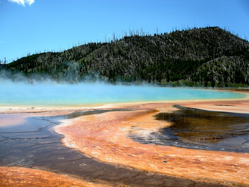 Illustration for article titled Absolutely Stunning Examples Of Lakes And Rivers With Unearthly Colors